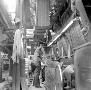 VEB Wurzener Teppichfabrik. Arbeiter bei der Arbeit