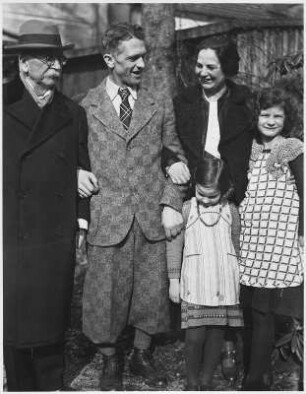 Familie Lohse und Alfred Scheumann : Ehepaar Carl und Johanna Lohse mit den Kindern Gerda (vorn) und Maria und Alfred Scheumann (links), dem Vater von Johanna Lohse. Fotografie (Unbekannter Fotograf) aus dem Nachlass Carl Lohse