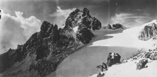 Mount-Kenya-Massiv : Gipfel Point John (links) und Nelion-Gipfel (rechts) im Mount-Kenya-Massiv