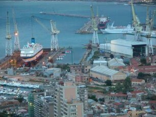 Insel Sizilien - Hafen in Palermo : Blick auf den Hafen und eine Werft in Palermo. Aufgenommen auf der Insel Sizilien 2005