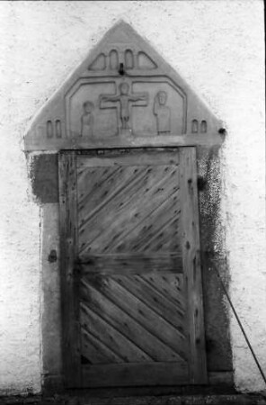Hausach: Hausach Dorf; Kirche, Tympanon über der Eingangstür