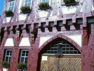 Stadtansicht - Rathaus (Fachwerk Jahr 1441-später erneuert) im Erdgeschoß mit Bauweise im Detail (hölzerne Nägel verwendet)