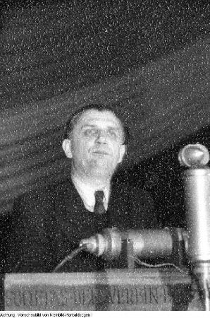 Leipzig. Dr. Walter Thürmer, Minister für Gesundtheitswesen (Liberaldemokratische Partei Deutschlands (LDPD) in Sachsen auf einer Tagung in der Kongreßhalle am Zoo in Leipzig, 1951