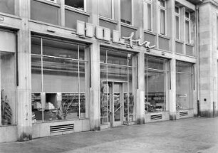 Dresden-Altstadt. Gewandhausstraße (1957-1958; H. Terpitz, G. Dettmar, H. Zimmermann). Lebensmittelladen "Hol fix"