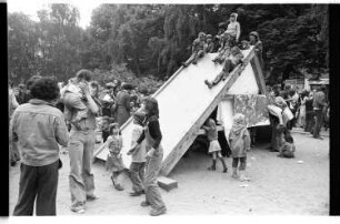 Kleinbildnegativ: Eltern-Kind-Gruppe, Chamissoplatz, 1977