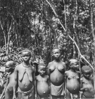 Gruppenportrait : Portrait von Frauen und Kindern
