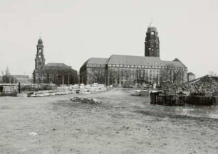 Blick von der Brachfläche Prager Straße gegen Kreuzkirche und Rathaus