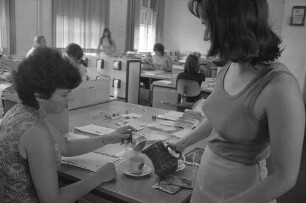 Erfrischung am Arbeitsplatz im heißen Sommer 1972