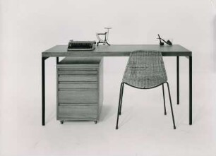 Behr-Waeckerlin-Massmöbel Schreibtisch "T 10 Modell 1301" und Unterschrank "K 94" von Dieter Waeckerlin