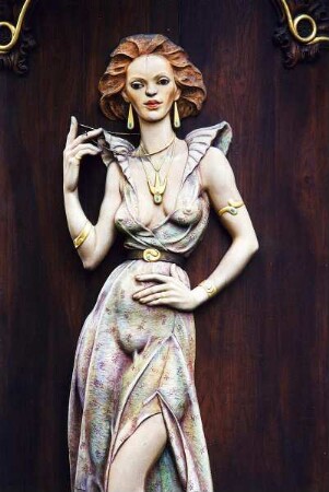 Prag - Frauenfigur : Frauenfigur an einem Jugendstilhaus. Aufgenommen in Prag 2004
