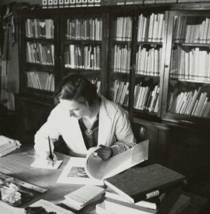 Mitarbeiterin beim Prüfen von Bildveröffentlichungen in Druckschriften, Sächsische Landesbildstelle, um 1937