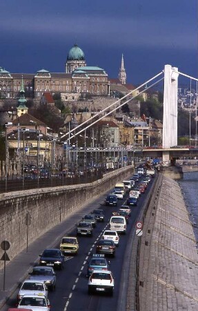 Budapest - Uferstraße : Uferstraße und Burgberg. Aufgenommen in Budapest 2001