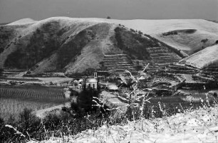 Vogtsburg: Verschneiter Kaiserstuhl, Badberg, Vordergrund Reben