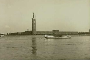 Köln, Ausstellungspalast : Köln. Ausstellungspalast. Motorgüterschiff auf dem Rhein