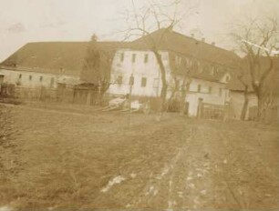 Meusegast (heute: Dohna-Meusegast). Rittergut. Wohnhaus (18. Jh.) und Scheunen. Blick zum Hoftor