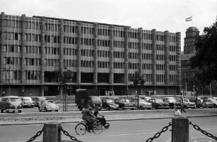 Freiburg: Einweihung des neuen Kollegiengebäudes, Außenfront Nord/West mit Fahnen