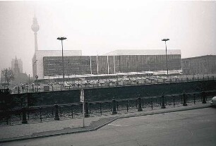 Berlin: Ost; Kulturpalast am ehemaligen Schlossplatz; über die Spree gesehen