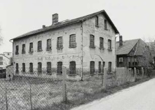 Neugersdorf, Fabrikgebäude : Neugersdorf. Ehemaliges Fabrikgebäude (um 1880), Straße der Jugend (hinter Nr. 10). Straßenansicht