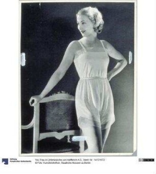 Frau in Unterwäsche von Helfferich-A.G.
