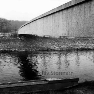 Trave: Spannbetonbrücke für Fußgänger und Viehtrieb