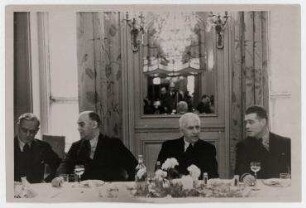 Während eines Mittagessens des Lyon Clubs im Savoy Hotel in London, Erich Salomon mit Kamera im Spiegel. von links: Admiral Stanley, Hallmann, Norman Davis, Edwards; Mitte: Erich Salomon im Spiegel
