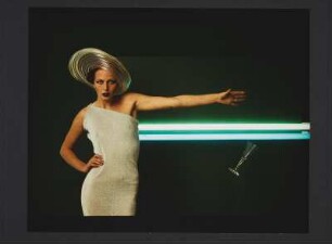 Neonhut, Glas, Aufnahme für „Event“ : Model mit Neonhut und Lurex-Kleid vor Neonröhren, ein Glas fallen lassend