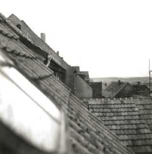 Stolpen, Bischofswerdaer Straße 13. Blick aus dem Dachfenster des Wohnhauses auf angrenzende Dächer