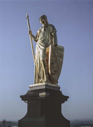 Saxonia : Dresden, Ständehaus, Figur der Saxonia mit einem Schild mit dem Sächsischen Wappen als Bekrönung der Turmhaube