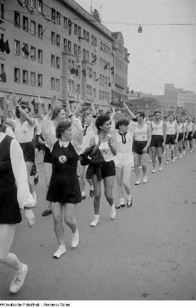 Sportler während einer Parade auf der Straße der III. Weltfestspiele (heutige Jahnallee)