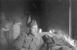 Zweiter Weltkrieg. Holland. Franz Grasser neben einem schlafenden Kameraden in einem Waggon auf dem Weg an die Ostfront