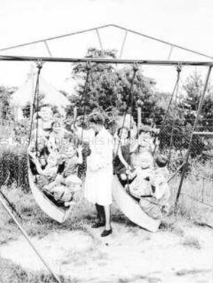 Schiffschaukel im Kindergarten von Riemserort (Insel Riems, Greifswald)