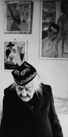 Die Malerin Charlotte E. Pauly in einem Ausstellungsraum (Galerie Berlin ?)