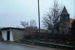 Bushaltestelle mit Kirche im Hintergrund