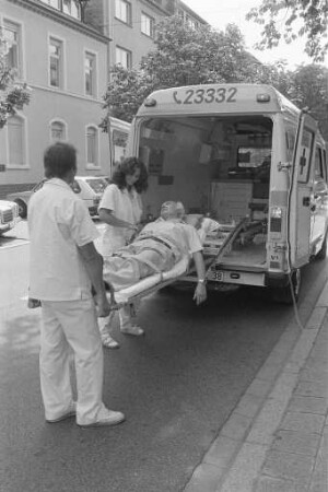 Hochbetrieb in der Rettungsleitstelle des DRK-Kreisverbands Karlsruhe im heißen Sommer 1983
