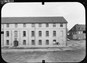 Veilsdorf-Kloster Veilsdorf. Porzellanfabrik (Gründung 1760). Eingangsseite