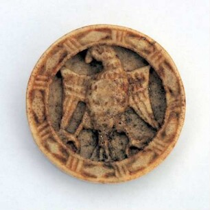 Figürlich verzierter Brettspielstein mit Adlermotiv