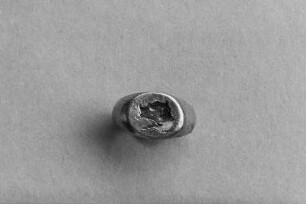 Goldring mit Gemme