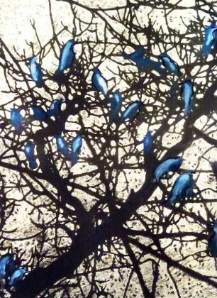 Baum mit blauen Raben