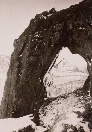 Gesteinsgrat mit Stollenloch