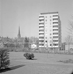 Kurpark: vorn Grünfläche, Büsche und Bäume: hinten Kurparkallee: hinten rechts Hochhaus "Liebe": links Stadtvilla: hinten links Peter-Paul-Kirche zwischen Bäumen