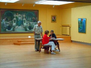 Worpswede - Besucher in der Kunsthalle : Besucher in der Kunsthalle. Aufgenommen im Künstlerdorf Worpswede am 3. August 2011