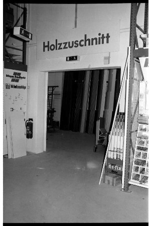 Stinnes BauMarkt: Hamburger Straße: Eröffnung: Verkaufshalle: Durchgang zum Bereich Holzzuschnitt, Firmenlogo