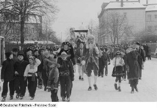 Kostümierte Narren bei einem Karnevalsumzug durch Markkleeberg