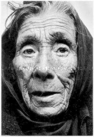 Gesicht einer alten, faltigen Frau