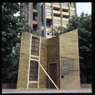 Kulisse oder Kunstinstallation vor einem Hochhaus