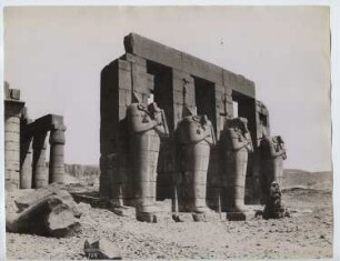 Ramesseum, Luxor (Theben-West): Ansicht, Pfeiler mit Kolossalstatuen