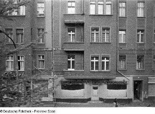 Berlin-Prenzlauer Berg, Schönhauser Allee. Wohnhaus mit Laden (Teilansicht). Blick aus der fahrenden S-Bahn