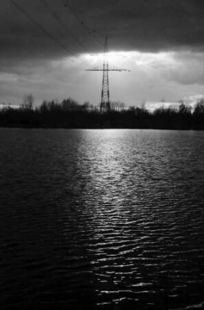 Breisach: Strom über den Strom, Hochspannungsmast über dem Rhein