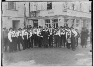 Fasnacht Sigmaringen 1930; Bräutlingsgesellen vor dem Gasthaus Traube; 1. von rechts: Niklas; 2. von rechts: Schmid Emele; 3. von rechts: Schreiner Karl Hein