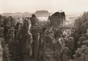 Sächsische Schweiz, Rathener Gebiet. Blick über die Basteibrücke zum Lilienstein, Gohrischstein, Papststein und Kleinhennersdorfer Stein